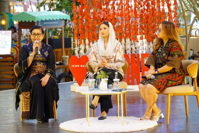 Ketua Dekranasda Provinsi Bali Ny. Putri Koster menjadi narasumber dalam talkshow Perempuan Bali Berdaya di Icon Mall Sanur, Denpasar, mengajak perempuan Bali menjadi womenpreneur tanpa meninggalkan adat dan budaya