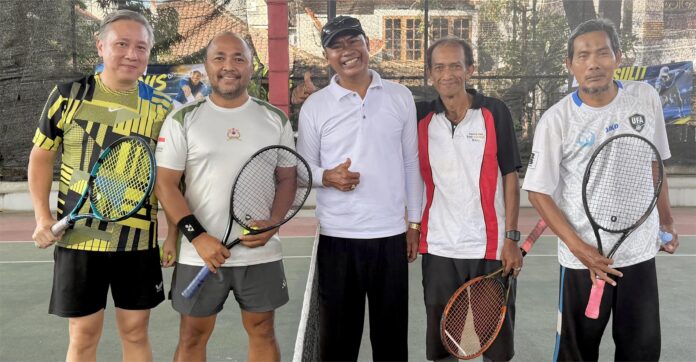 Ketua PELTI Bali dr I Wayan Sudana bersama Ketua Umum IKMS Bali Tarmizi membuka Turnamen Tenis IKMS Cup 2026 di GOR Tenis IKMS Denpasar yang diikuti puluhan peserta dari berbagai kalangan