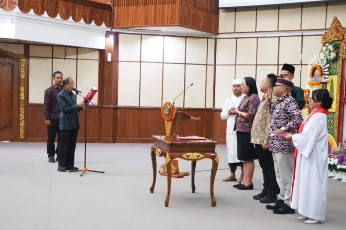 Gubernur Bali Wayan Koster melantik anggota BPSK Denpasar 2026-2031