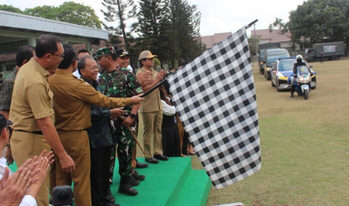 Gubernur Bali Wayan Koster melepas 9 truk bantuan logistik ke NTT