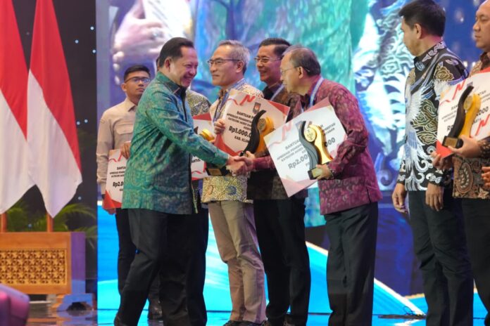 Gubernur Bali Wayan Koster menerima penghargaan pemerintah daerah berprestasi 2026