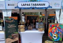 Dari Koran Bekas Jadi Lampu Hias, Karya Warga Binaan Lapas Tabanan Curi Perhatian Lampu hias dari koran bekas karya Warga Binaan Lapas Tabanan dipamerkan di Bazar UMKM