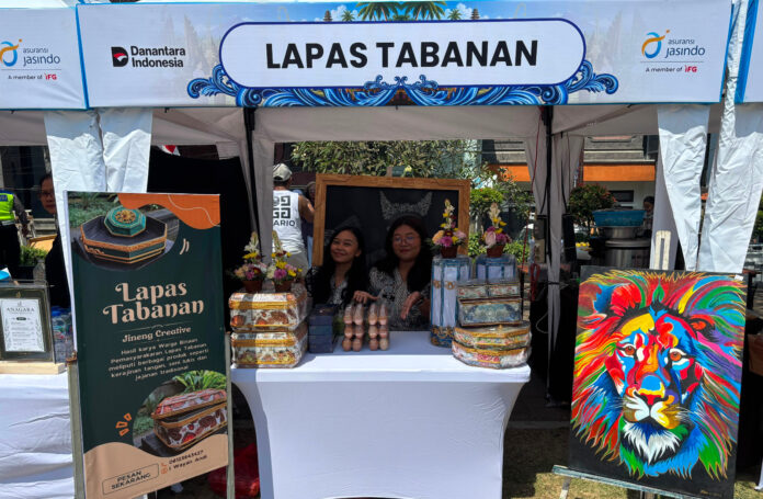 Lampu hias dari koran bekas karya Warga Binaan Lapas Tabanan dipamerkan di Bazar UMKM
