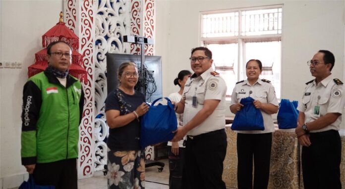 Lapas Tabanan menyalurkan paket bantuan sosial kepada keluarga Warga Binaan dalam peringatan HUT ke-81 Kemerdekaan RI