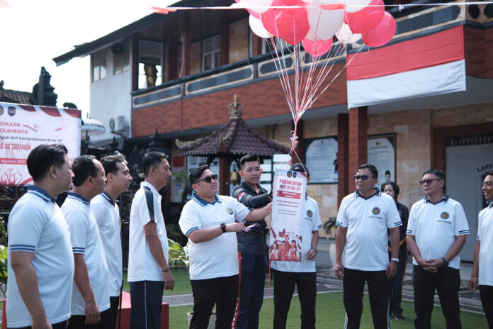 Kepala Lapas Tabanan membuka Porsenap HUT RI ke-81 yang diikuti petugas dan Warga Binaan.