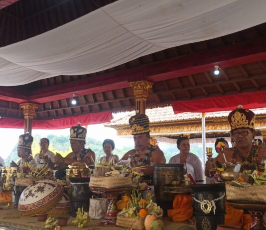 MGPSSR Tabanan Gelar Upacara Nyineb di Karang Pandan, Tutup Rangkaian Karya Agung MGPSSR Tabanan mengikuti Upacara Nyineb di Karang Pandan Solo