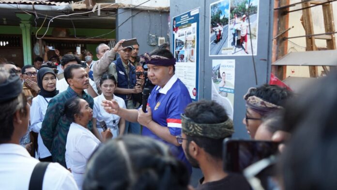 Menteri PKP Maruarar Sirait meninjau pelaksanaan program Bedah Rumah BSPS di rumah warga Kelurahan Tonja, Denpasar Utara, Bali.