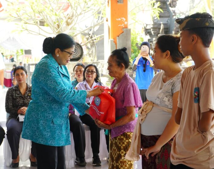 Ketua TP PKK Provinsi Bali Ny. Putri Suastini Koster menyerahkan bantuan sosial kepada masyarakat di Desa Tejakula, Bondalem, dan Kerobokan, Kabupaten Buleleng, dalam program Aksi Sosial Bergerak dan Berbagi
