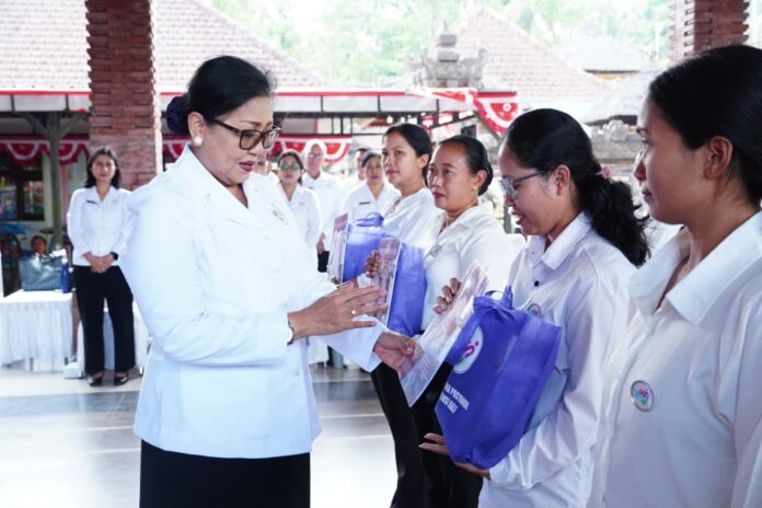 Ketua Tim Pembina Posyandu Provinsi Bali Ny. Putri Koster menyerahkan bantuan kepada kader Posyandu di Kabupaten Badung sekaligus mengusulkan penamaan seluruh Posyandu di Bali berdasarkan nama banjar untuk mempermudah pendataan dan pembinaan