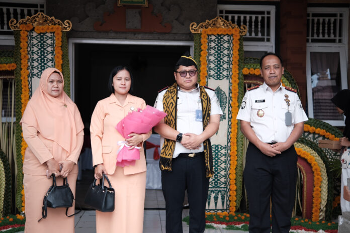 Pamit kenal Kepala Lapas Tabanan Prawira Hadiwidjojo kepada Basuki Raharjo