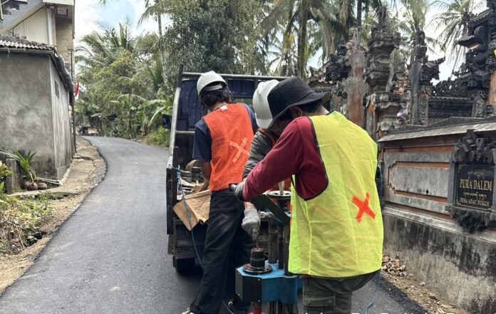 Pekerjaan pemeliharaan berkala jalan di Banjar Dukuh Desa Tiying Gading Tabanan