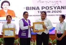 Bimtek Posyandu Bali Ditutup, Ny. Putri Koster Dorong 1.257 Pengurus Sebarkan Ilmu Ny. Putri Suastini Koster menyerahkan penghargaan kepada peserta Bimtek Bina Posyandu Angkatan XI 2026