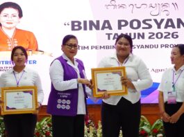 Bimtek Posyandu Bali Ditutup, Ny. Putri Koster Dorong 1.257 Pengurus Sebarkan Ilmu Ny. Putri Suastini Koster menyerahkan penghargaan kepada peserta Bimtek Bina Posyandu Angkatan XI 2026