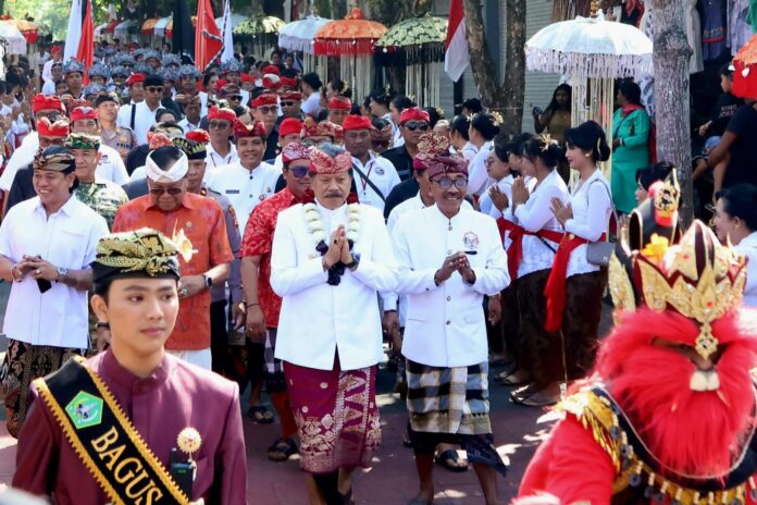 Wakil Bupati Tabanan I Made Dirga saat penutupan Tanah Lot Art and Food Festival VII 2026