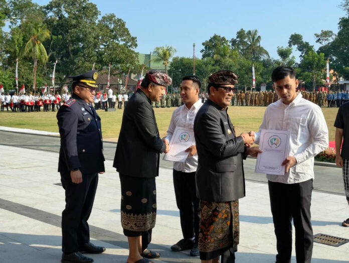 Bupati Tabanan menyerahkan remisi HUT RI ke-81 kepada warga binaan Lapas Tabanan