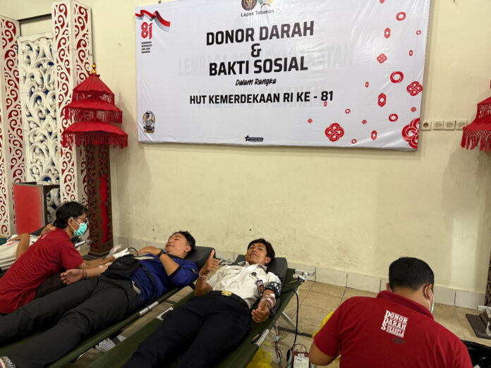 Petugas Lapas Kelas IIB Tabanan mengikuti kegiatan donor darah bersama PMI Kabupaten Tabanan dalam rangka memperingati HUT ke-81 Kemerdekaan Republik Indonesia.