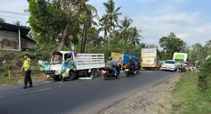 Petugas kepolisian dan warga mengevakuasi truk bermuatan arang yang menabrak pohon di Jalan Denpasar-Gilimanuk, Banjar Bonian, Desa Antap, Kecamatan Selemadeg, Kabupaten Tabanan, setelah mengalami pecah ban
