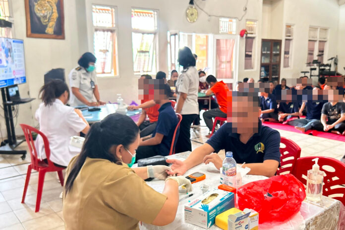 Petugas kesehatan melakukan tracing TB terintegrasi Cek Kesehatan Gratis bagi Warga Binaan Lapas Tabanan
