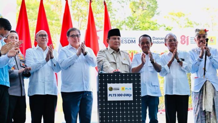 Presiden Prabowo Subianto didampingi Gubernur Bali Wayan Koster luncurkan Site PLTS 100 GWp di Gilimanuk, Jembrana, Bali.