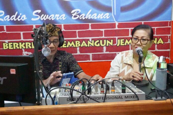Putri Koster membahas penguatan kain tenun endek Bali di Jembrana