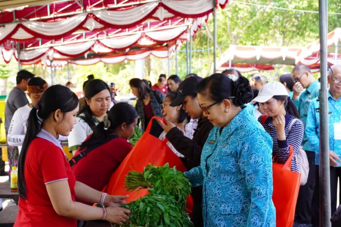 Putri Koster meninjau Pasar Rakyat TP PKK Bali yang melibatkan 115 UMKM lokal di Gedung Kesenian Dr. Ir. Soekarno Jembrana.