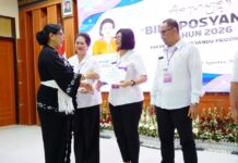 Bina Posyandu X 2026 Ditutup, Putri Koster Dorong Kader Lebih Gercep dan Inovatif Putri Koster menyerahkan sertifikat kepada peserta Bina Posyandu X Tahun 2026 di Aula Bapelkesmas Bali, Denpasar