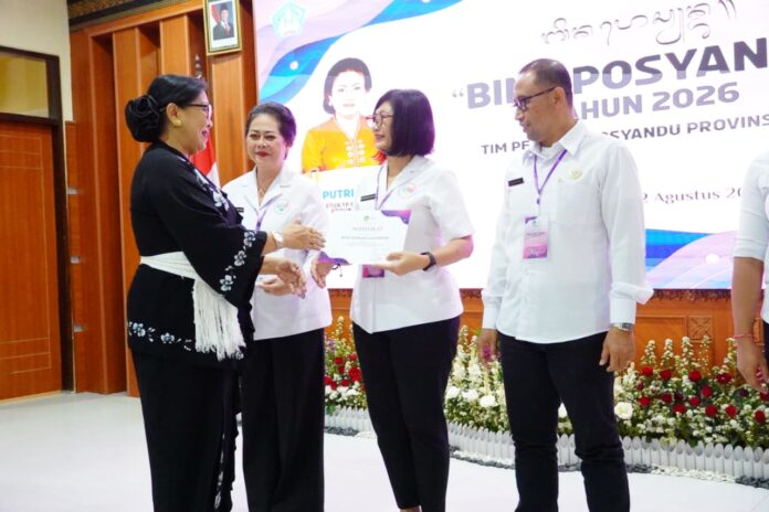 Putri Koster menyerahkan sertifikat kepada peserta Bina Posyandu X Tahun 2026 di Aula Bapelkesmas Bali, Denpasar