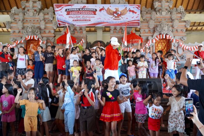Putri Koster menghadiri Lomba Karaoke Lagu Nasional Kepahlawanan di Desa Sembiran Buleleng