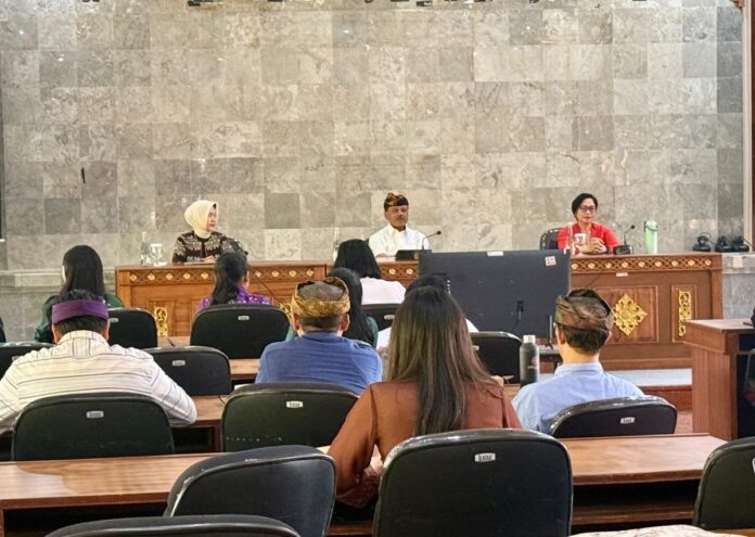 Sekda Bali Dewa Made Indra saat membuka kegiatan pemenuhan hak anak di Bappeda Bali