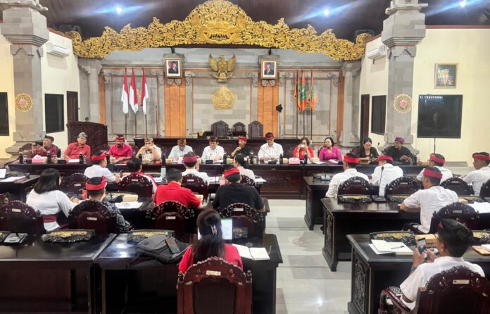 Rapat kerja TAPD dan Badan Anggaran DPRD Kabupaten Tabanan membahas Rancangan KUA-PPAS Tahun Anggaran 2027 di ruang sidang DPRD Tabanan