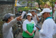 Gerakan Kulkul PKK dan Posyandu Bali Diperkuat, Gotong Royong Desa Sembiran Jadi Contoh Kebersihan dan Solidaritas Tim Monitoring Pemerintah Provinsi Bali bersama TP PKK Provinsi Bali dan masyarakat Desa Sembiran, Kecamatan Tejakula, Kabupaten Buleleng melaksanakan gotong royong dalam kegiatan monitoring dan evaluasi Gerakan Kulkul PKK dan Posyandu.
