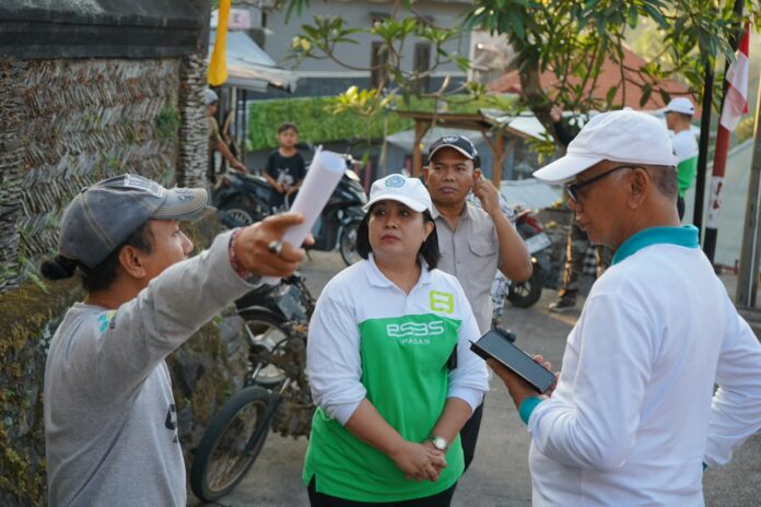 Tim Monitoring Pemerintah Provinsi Bali bersama TP PKK Provinsi Bali dan masyarakat Desa Sembiran, Kecamatan Tejakula, Kabupaten Buleleng melaksanakan gotong royong dalam kegiatan monitoring dan evaluasi Gerakan Kulkul PKK dan Posyandu.