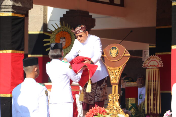 Upacara HUT RI ke-81 di Lapangan I Gusti Ngurah Rai Singaraja dipimpin Bupati Buleleng Nyoman Sutjidra.