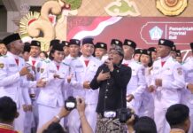 Paskibraka Bali Rayakan Ramah Tamah, Giri Prasta Beri Pesan Masa Depan Wagub Bali Giri Prasta bersama anggota Paskibraka Bali dalam acara ramah tamah di Gedung Wanita Narigraha Denpasar