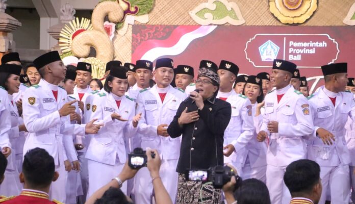 Wagub Bali Giri Prasta bersama anggota Paskibraka Bali dalam acara ramah tamah di Gedung Wanita Narigraha Denpasar