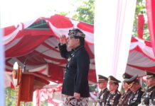 Wagub Giri Prasta Pimpin Penurunan Bendera HUT RI ke-81 Wagub Bali Giri Prasta memimpin upacara penurunan Bendera Merah Putih HUT RI ke-81