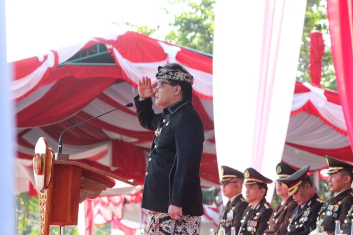 Wagub Bali Giri Prasta memimpin upacara penurunan Bendera Merah Putih HUT RI ke-81