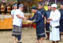 Wagub Giri Prasta Hadiri Ngaben Massal Perdana Desa Adat Mengandang Wakil Gubernur Bali I Nyoman Giri Prasta menghadiri upacara Ngaben Massal Kinembulan Sawa Prakerti di Desa Adat Mengandang, Kecamatan Kubutambahan, Kabupaten Buleleng.