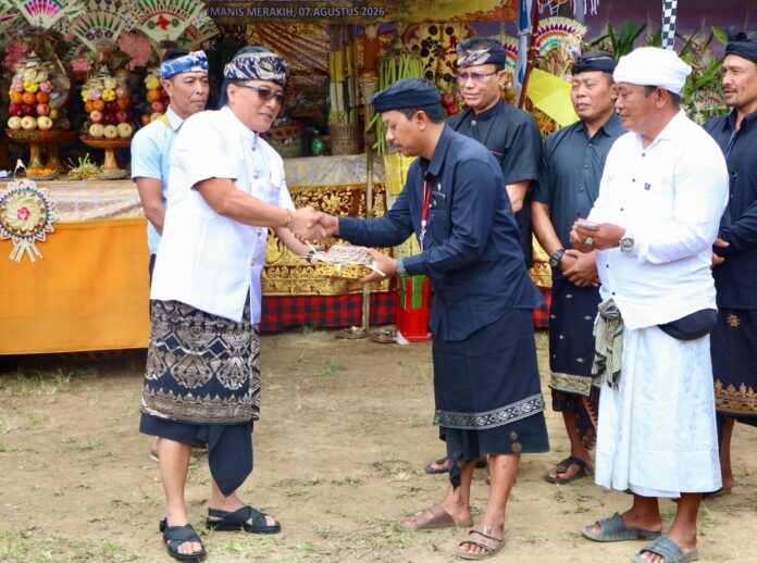 Wakil Gubernur Bali I Nyoman Giri Prasta menghadiri upacara Ngaben Massal Kinembulan Sawa Prakerti di Desa Adat Mengandang, Kecamatan Kubutambahan, Kabupaten Buleleng.