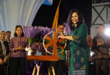 Endek Tunjung Ungu Resmi Diluncurkan di Buleleng Festival 2026, Wastra Lokal Naik Kelas Ketua Dekranasda Buleleng Wardhany Sutjidra meluncurkan Endek Tunjung Ungu di Buleleng Festival 2026