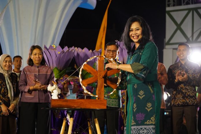 Ketua Dekranasda Buleleng Wardhany Sutjidra meluncurkan Endek Tunjung Ungu di Buleleng Festival 2026