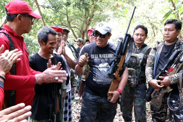Bupati Tabanan Sanjaya bersama peserta Gerdal Hama Tupai di Selabih