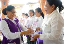 180 Kader Posyandu Denpasar Dapat Bantuan, Putri Koster Tekankan Enam SPM Putri Koster memberikan pembinaan kepada kader Posyandu Denpasar