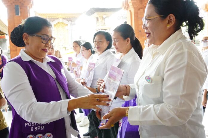 Putri Koster memberikan pembinaan kepada kader Posyandu Denpasar