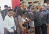 30 Anak Telantar di Bali Terima Dokumen Kependudukan Penyerahan dokumen kependudukan kepada anak telantar di Bali