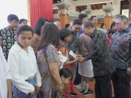 30 Anak Telantar di Bali Terima Dokumen Kependudukan Penyerahan dokumen kependudukan kepada anak telantar di Bali