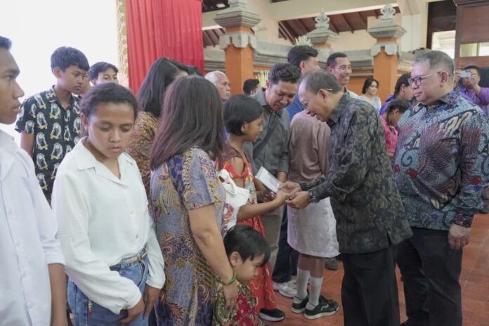 Penyerahan dokumen kependudukan kepada anak telantar di Bali