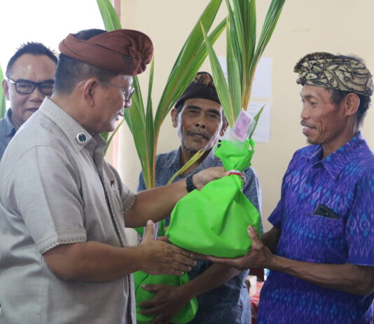 Petani Buleleng Dapat Bantuan Rp3,494 Miliar, Ada 1,37 Juta Bibit Kopi dan 55 Ribu Kelapa Bupati Buleleng menyerahkan bantuan Alsintan dan bibit kopi serta kelapa kepada petani
