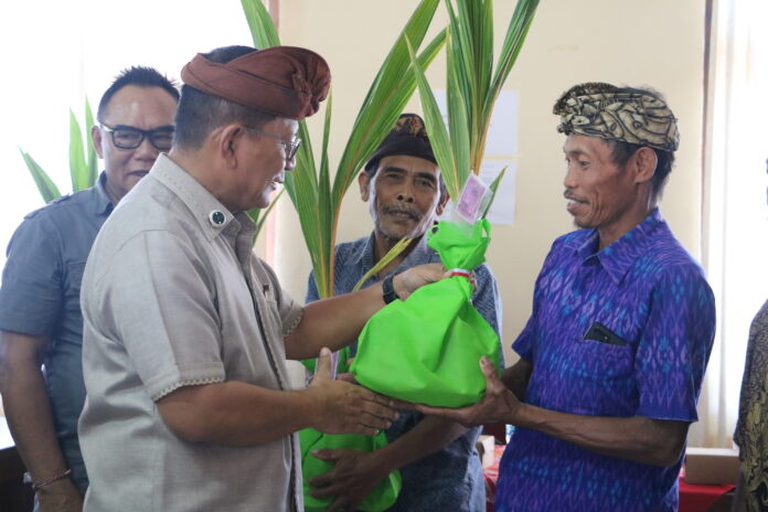 Bupati Buleleng menyerahkan bantuan Alsintan dan bibit kopi serta kelapa kepada petani