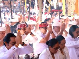 Bupati Sanjaya Hadiri Bhakti Penganyar di Pura Tuluk Biyu Batur Bupati Tabanan I Komang Gede Sanjaya menghadiri Bhakti Penganyar di Pura Tuluk Biyu Batur